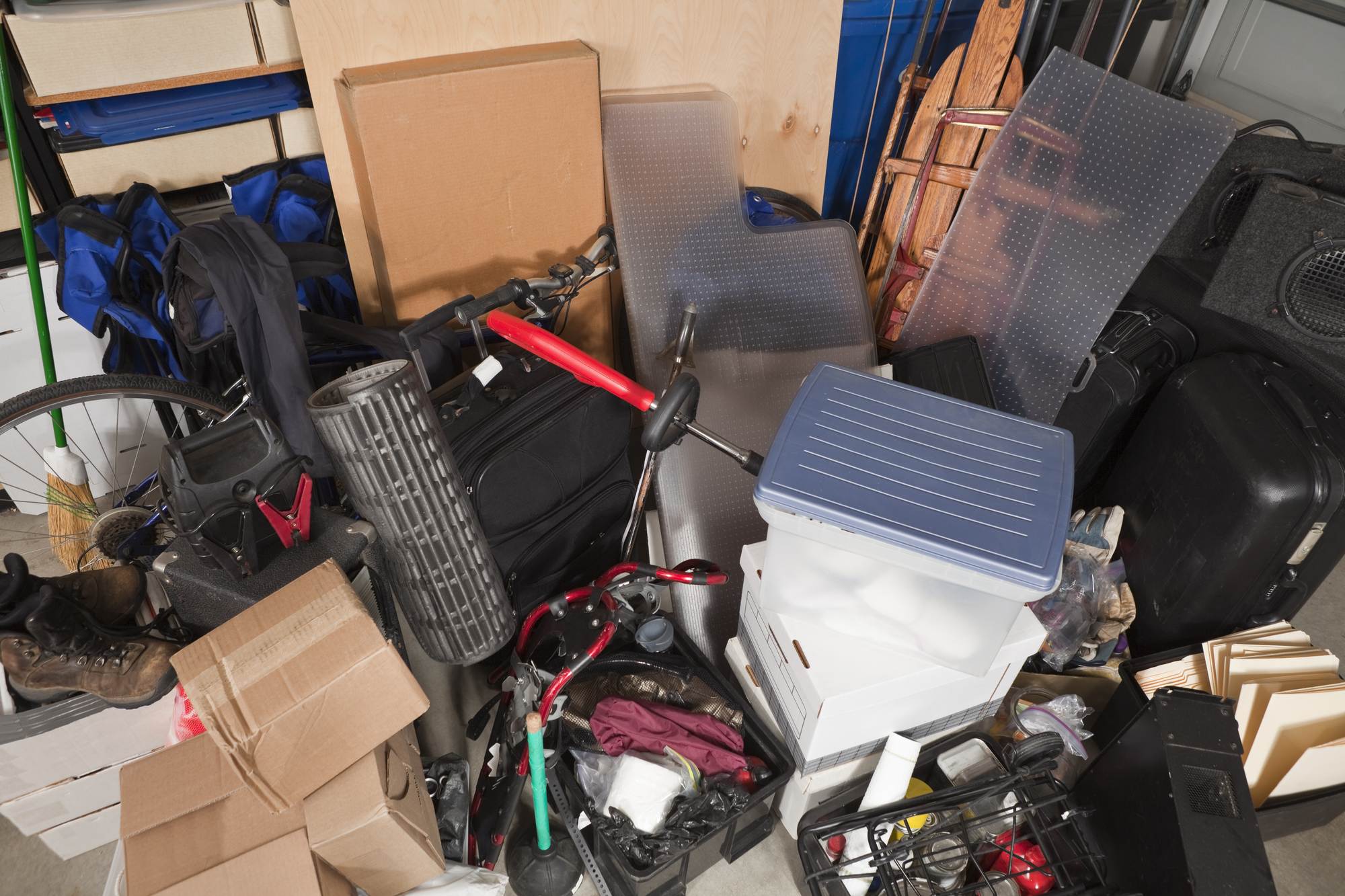 Überfüllte Garage mit Kisten und Gerümpel